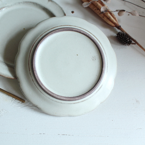 小皿　花のリム皿　優しい雰囲気の白系　ケーキ皿　陶器　 6枚目の画像