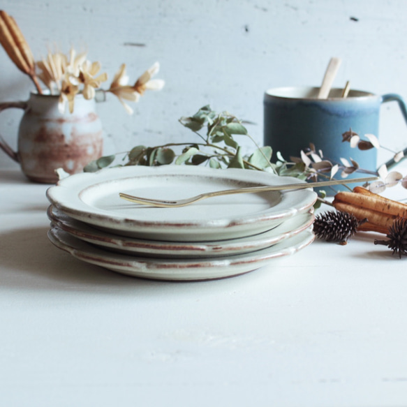 小皿　花のリム皿　優しい雰囲気の白系　ケーキ皿　陶器　 7枚目の画像