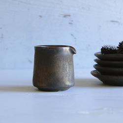 ミルクピッチャー　黒アンティークゴールド系　金属のような風合い　陶器 1枚目の画像