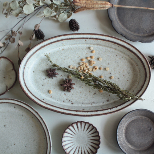 美品大皿 NEW! 鉄粉のある 楕円皿（大） 乳白 陶器 大皿 an 通販 12974095