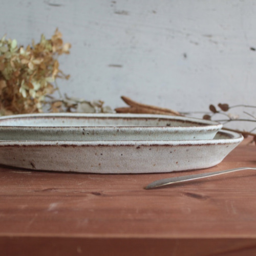 NEW! 鉄粉のある 楕円皿（大） 乳白 陶器 大皿 an 通販 12974095