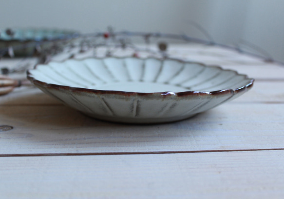 花鉢皿　やさしい雰囲気の白マット系　16.5cm　菊皿　陶器 3枚目の画像