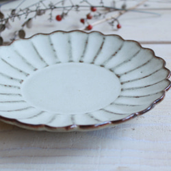 花鉢皿　やさしい雰囲気の白マット系　16.5cm　菊皿　陶器 4枚目の画像