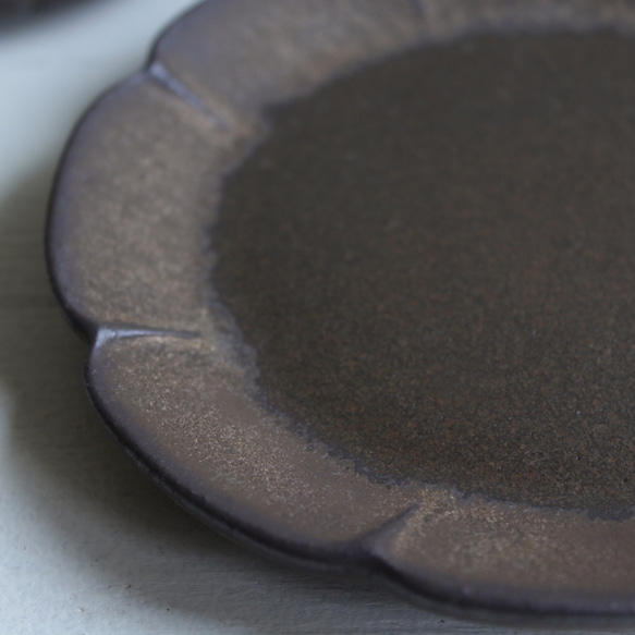 小皿　花　アンティークゴールド系と濃茶　金属のような風合い　陶器 2枚目の画像