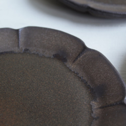 小皿　花　アンティークゴールド系と濃茶　金属のような風合い　陶器 3枚目の画像