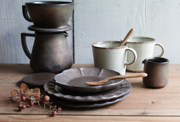 小皿　花　アンティークゴールド系と濃茶　金属のような風合い　陶器 7枚目の画像