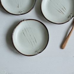 うさぎの豆皿  優しい雰囲気の白マット系　陶器 2枚目の画像