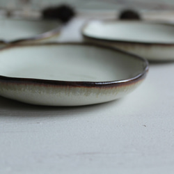 うさぎの豆皿  優しい雰囲気の白マット系　陶器 5枚目の画像
