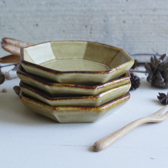 豆皿　八角　 黄茶系　縁起の良い形　陶器 4枚目の画像