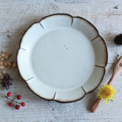 小皿　花　やさしい雰囲気の白マット系　陶器　 クリスマスギフト 1枚目の画像