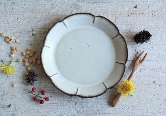 小皿　花　やさしい雰囲気の白マット系　陶器　 クリスマスギフト 1枚目の画像