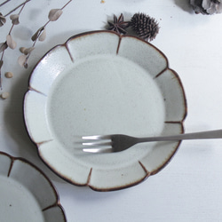 小皿　花　やさしい雰囲気の白マット系　陶器　 クリスマスギフト 2枚目の画像