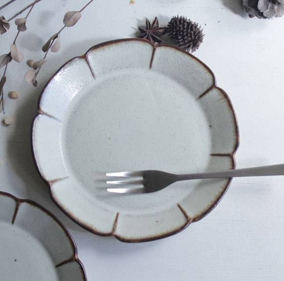 小皿　花　やさしい雰囲気の白マット系　陶器　 クリスマスギフト 2枚目の画像