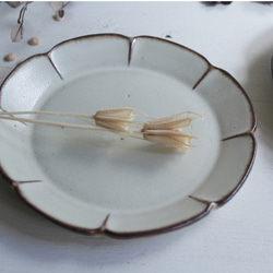 小皿　花　やさしい雰囲気の白マット系　陶器　 クリスマスギフト 3枚目の画像