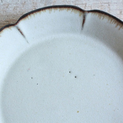 小皿　花　やさしい雰囲気の白マット系　陶器　 クリスマスギフト 4枚目の画像