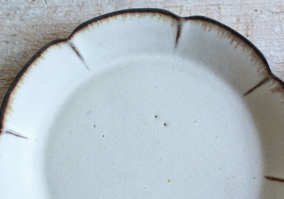 小皿　花　やさしい雰囲気の白マット系　陶器　 クリスマスギフト 4枚目の画像