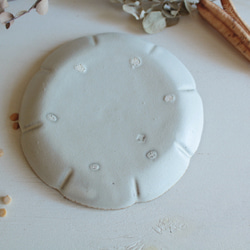 小皿　花　やさしい雰囲気の白マット系　陶器　 クリスマスギフト 6枚目の画像