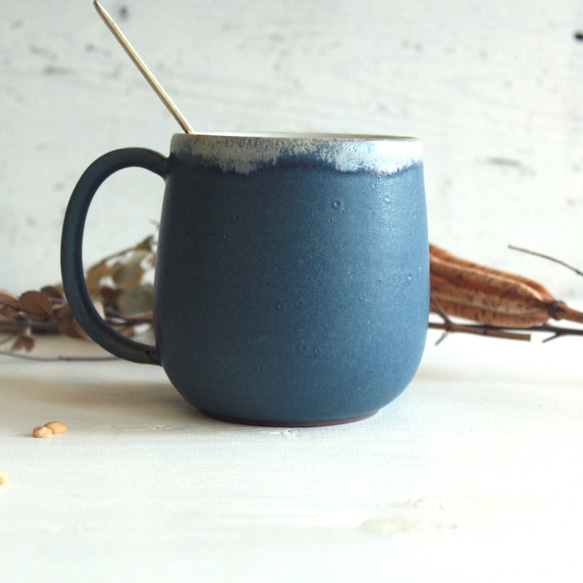 マグカップ　丸底　ブルー＋白　陶器 2枚目の画像