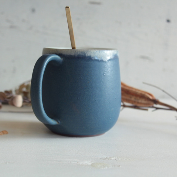 マグカップ　丸底　ブルー＋白　陶器 3枚目の画像