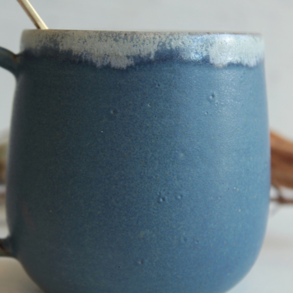マグカップ　丸底　ブルー＋白　陶器 4枚目の画像