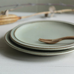 小皿 シンプルな丸の形　淡いグリーンマット系　ブリム皿　陶器 3枚目の画像