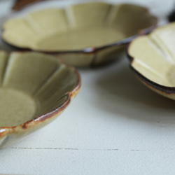 豆皿　花　マスタード黄茶系　陶器 4枚目の画像