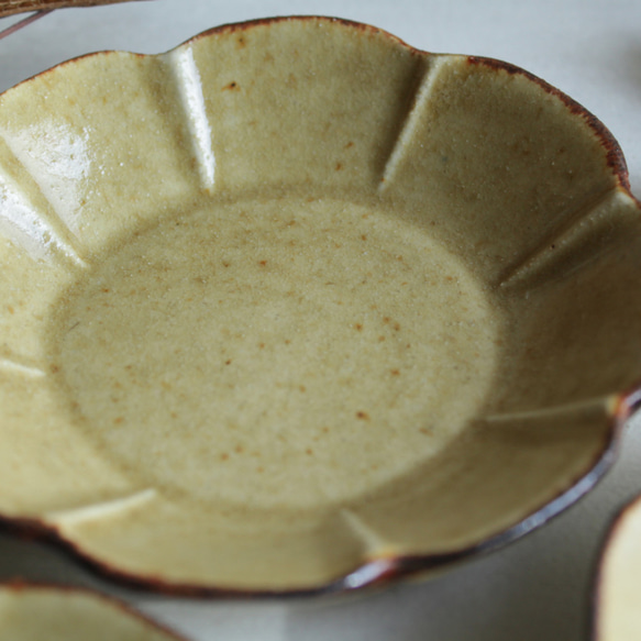 豆皿　花　マスタード黄茶系　陶器 6枚目の画像