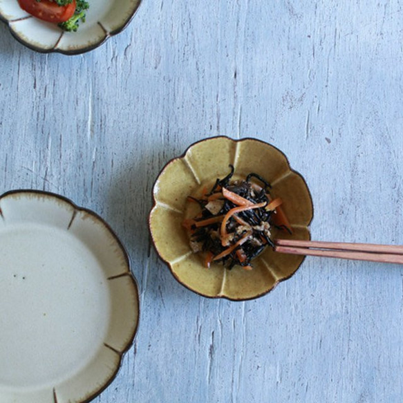 豆皿　花　マスタード黄茶系　陶器 10枚目の画像