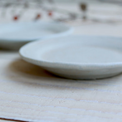 豆皿　リム皿　淡い灰色系　陶器　ゆるい丸の形 4枚目の画像