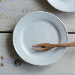豆皿　リム皿　白艶　陶器　ゆるい丸の形 2枚目の画像