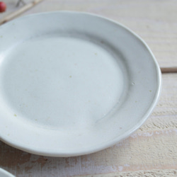 豆皿　リム皿　白艶　陶器　ゆるい丸の形 3枚目の画像