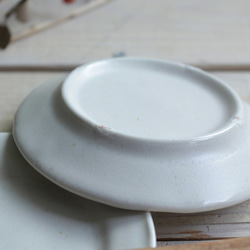 豆皿　リム皿　白艶　陶器　ゆるい丸の形 5枚目の画像