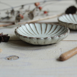小さな菊豆皿　やさしい雰囲気の白マット系　 2枚目の画像