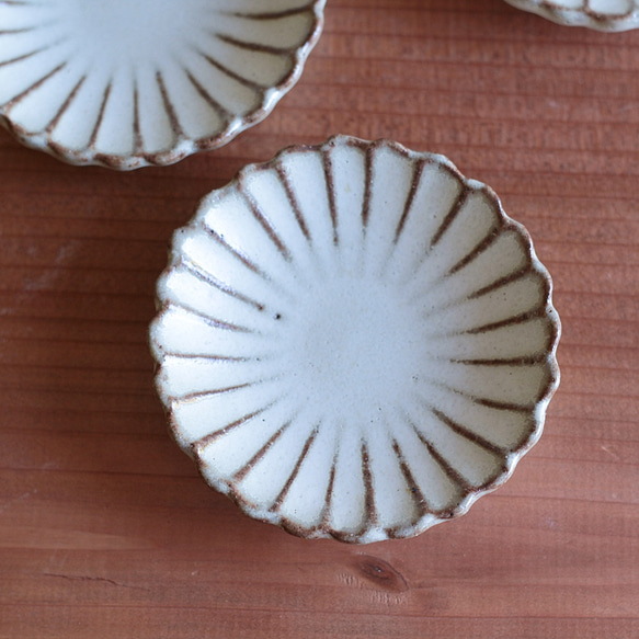 小さな菊豆皿　やさしい雰囲気の白マット系　 7枚目の画像