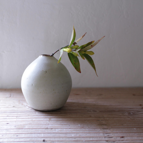 超珍品　新品　白磁花瓶細口　綺麗 な 丸いボディ陽刻 飯沼耕市 / 色彩碧釉 一輪挿し / shiki01_ichi01 / 口径約 φ1