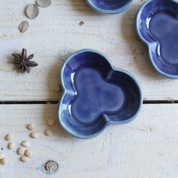 新作　豆皿　三つ葉　ブルー系　陶器 2枚目の画像