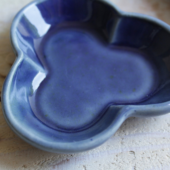新作　豆皿　三つ葉　ブルー系　陶器 3枚目の画像