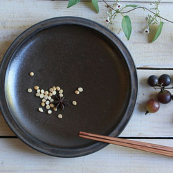 細リム７寸皿  丸の大皿　焦げ茶　ブリムアンティークゴールド系　 1枚目の画像