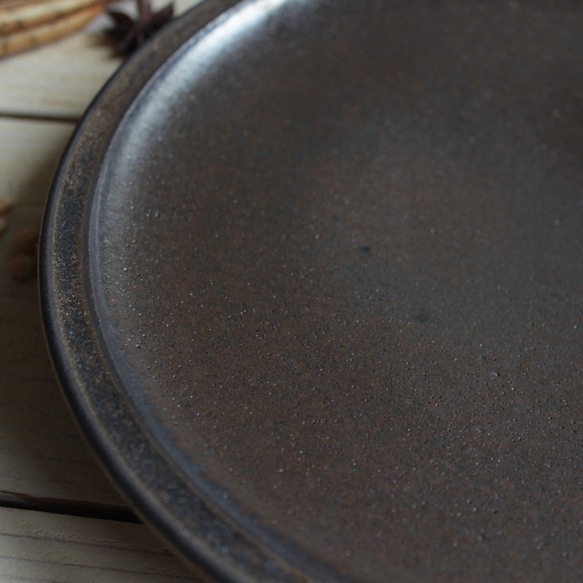 細リム７寸皿  丸の大皿　焦げ茶　ブリムアンティークゴールド系　 4枚目の画像