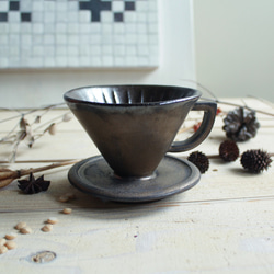 新作　コーヒードリッパー　１点式　三角取手　濃い茶ゴールド　金属のような風合い　陶器 1枚目の画像