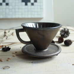 新作　コーヒードリッパー　１点式　三角取手　濃い茶ゴールド　金属のような風合い　陶器 2枚目の画像