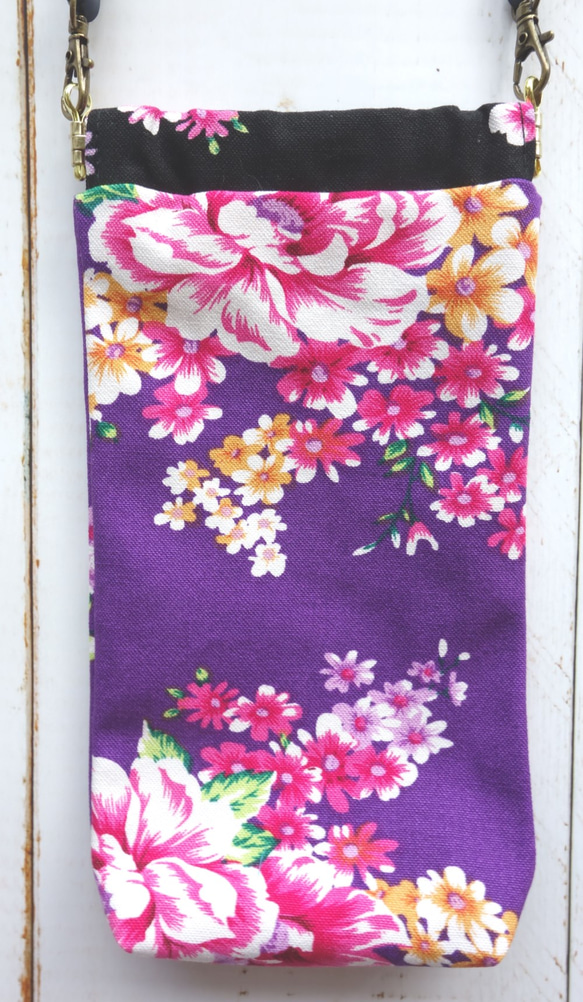 スマホがすっぽり入る♪台湾花布のスマホチャーム（紫&黒・牡丹） 3枚目の画像