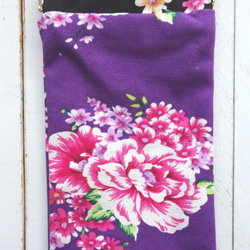 スマホがすっぽり入る♪台湾花布のスマホチャーム（紫&黒・牡丹） 4枚目の画像