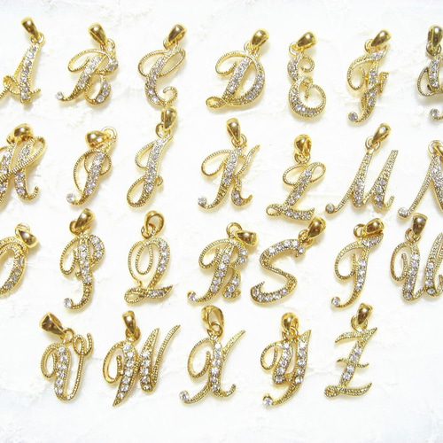 【使い勝手の良い】 イニシャル26文字 アルファベット ペンダントトップ ゴールド アクセサリー