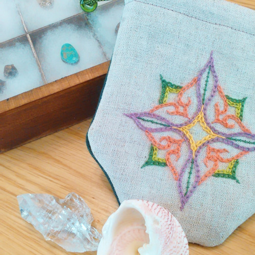 ポン・サラニプ（アイヌ文様刺繍リネンミニポーチ）nonno（花）Lサイズ