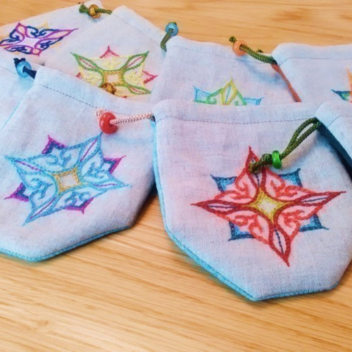 ポン・サラニプ（アイヌ文様刺繍リネンミニポーチ）nonno（花）Lサイズ