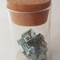 ビスマス人工結晶 びん(直径4㎝ 高さ6㎝) 1枚目の画像