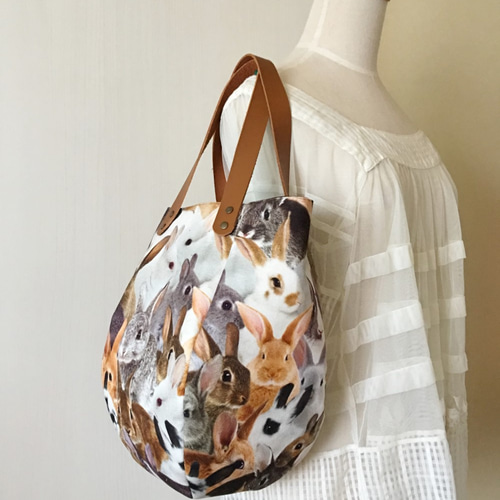 うさぎのシルエットの両面手刷り黒トートバック トートバッグ MOMONO