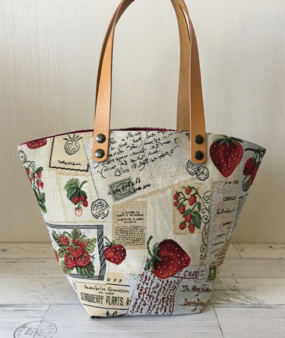 イチゴ柄ゴブラン織りバケツ型トートバッグ 1枚目の画像