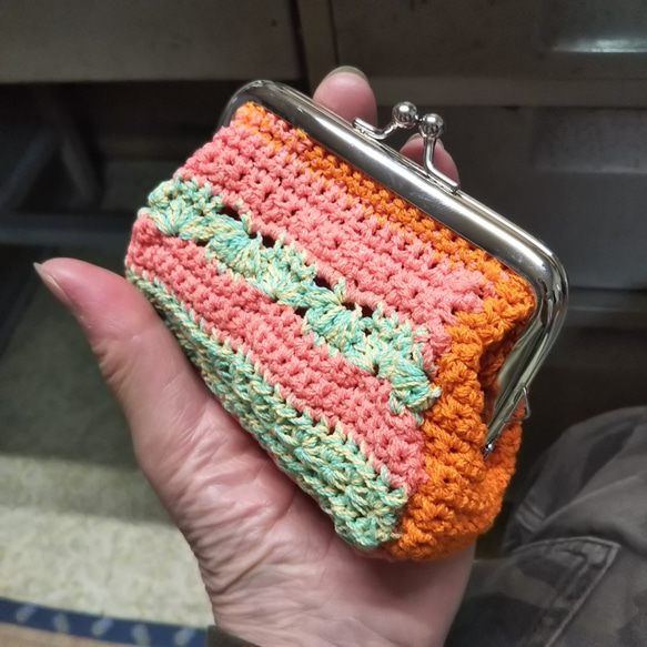 草原に夕焼け⁉　四角い横長　がま口　てのひらサイズ【手編み一点物】 5枚目の画像